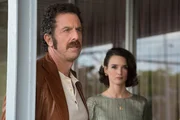 Serge Paquette (Patrice Robitaille, l.); Grazia (Charlotte Le Bon, r.)