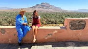Mona Ameziane mit Tourguide Bouchaib Jakanti &uuml;ber der Oase im Draa-Tal in Marokko.