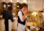 Beate Loos aus Unterfranken, am Dienstag um 21:45 Uhr. Beate Loos beim Zubereiten der Speisen.