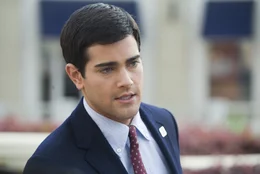 An der erstklassigen Bilanz der gewonnenen F&auml;lle des angehenden Gouverneurs zweifelt der TV- Reporter C.J. Nicholas (Jesse Metcalfe). Er will den angeblichen Betr&uuml;ger entlarven ...