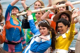 Der Piratensender von Quentin, der von einem in der Nordsee ankernden Schiff aus sendet, versorgt die britischen Jugendlichen mit der gew&uuml;nschten Musik, die die altehrw&uuml;rdige BBC zu senden verweigert. (Im Bild Gemma Aerton als Desiree,m.)