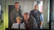 Stine (Sidsel Hindhede, 2.v.l.), Lars Pöhlmann (Dominic Boeer, l.) und Reuter (Udo Kroschwald, 2.v.r.) knöpfen sich die Überwachungsbänder des Parkhauses vor. Der Täter muss Spuren hinterlassen haben. Doch auch Wachmann Maik Pohl (Roman Kanonik, r.) macht sich verdächtig. Der ehemalige Kleinkriminelle hat aus dem Portemonnaie des Toten eine große Summe Geld entwendet. Hat er den Paartherapeuten erschlagen, um sich zu bereichern?
