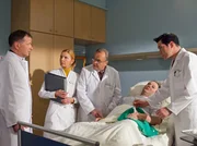 Bei Fred Vogel (Stephan Grossmann, liegend) hat sich tatsächlich eine Wundinfektion gebildet. Als Prof. Simoni (Dieter Bellmann, 3.von links) Dr. Heilmann (Thomas Rühmann, links) bittet, ihm bei der Notoperation zu helfen, sieht der sich außer Stande. Dr. Brantano (Thomas Koch) ahnt den Grund für Rolands Verhalten und fragt Oberschwester Ingrid (Jutta Kammann, 2. von links), ob die Ergenbisse von Rolands Kontrolluntersuchung schon da sind. Als diese bejaht, ist Brentano fassungslos.