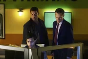 Als eine Internet-Ikone ermordet wurde, machen sich Javier (Jon Huertas, l.) und Kevin (Seamus Dever, r.) auf die Suche nach dem T&auml;ter. Doch hat Evan (Aly Mawji, vorne) etwas damit zu tun?
