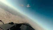 Jets fliegen in enger Formation zum Bombenabwurfgebiet.