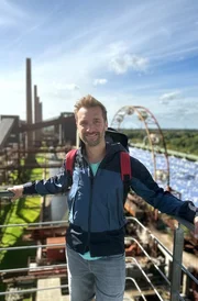 Moderator Daniel Aßmann vor der Kokerei Zollverein.
