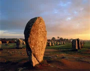 Frankreich, Bretagne, Carnac, stehende Steine in Le Menec, Morgengrauen