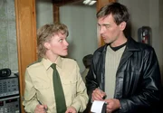 Kommissar Alex Bonhoff (Wolfgang Krewe) hofft von der Polizistin Sarah Wegert (Caroline Scholze) mehr &uuml;ber das Opfer zu erfahren. Er hat das Gef&uuml;hl, dass die Kollegen Druck auf die Beamtin aus&uuml;ben.