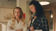 Lena (Jessica Lord. l.) ist sauer auf Thea und plant, sich an ihr zu rächen. Ihre Freundin Ines (Eubha Akilade, r.) versucht sie zu beruhigen.