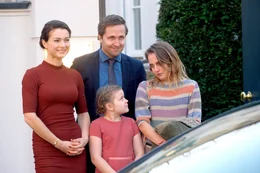Fiona (Henriette Richter-R&ouml;hl, links), Hubert (Lasse Myhr), Johanna (Olga von Luckwald, rechts) und Leonie (Paula F&uuml;tterer, vorne) verabschieden Stella.