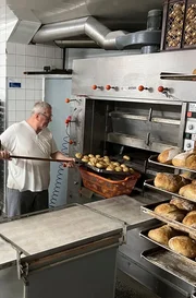 Eberhard Schulle ist bereits Rentner und steht trotzdem jeden Tag in der Backstube