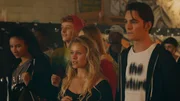 Ines (Eubha Akilade, v. l.), Jeff (Castle Rock Peters), Thea (Hannah Dodd, verdeckt), Lena (Jessica Lord) und Max (Rory J. Saper) schauen fassungslos zu, wie eine fremde Tanzgruppe die von ihnen entwickelte Choreographie aufführt.