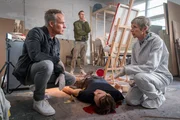 Der Künstler Maik Wuttke (Jonas Fürstenau, liegend) liegt tot in seinem Atelier. Hatte seine neue Auftragsarbeit damit zu tun? Von links: Jan Maybach (Marco Girnth), Moritz Brenner (Johannes Hendrik Langer), Maik Wuttke (Jonas Fürstenau) und Prof. Dr. Sabine Rossi (Anna Stieblich)