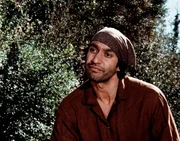 Zusammen mit seiner Familie hat sich der Zigeuner Volta (Gregory Sierra) im Haus der Baldwin-Schwestern niedergelassen. Zusammen mit seiner Familie hat sich der Zigeuner Volta (Gregory Sierra) im Haus der Baldwin-Schwestern niedergelassen.