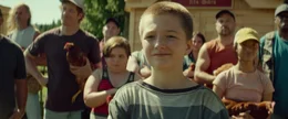 Aber Dank einer genialen Idee von Charles (Joey B&eacute;langer, 5. von links) und der Hilfe von Denis und der Dorfgemeinschaft, findet Max (Oscar Desgagn&eacute;s, vorn) einen Weg, die "Coco Farm" zu retten.
