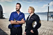Nele Fehrenbach (Floriane Daniel , r.) bekommt Hinweise von ihrem Schweizer Kollegen Hauptmann Aubry (Martin Rapold, l.).