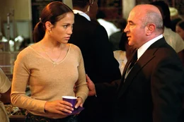 Marisa Ventura (Jennifer Lopez,l.) und Lionel Bloch (Bob Hobkins, r.)