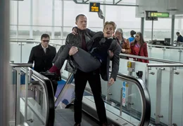 Als Mortdecai (Johnny Depp, vorne) von russichen Gaunern gekiddnapt wird, muss er auf die Hilfe seines Lakais Jock (Paul Bettany, M.) hoffen, wenn er dem Verh&ouml;r und der Folter des Kunstsammlers Romanov entkommen will ...