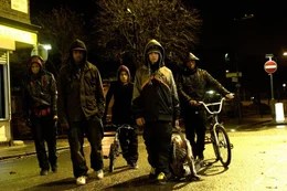 Als Moses (John Boyega, 2.v.l.) und seine Gang, bestehend aus (v.l.n.r.) Dennis (Franz Drameh), Biggz (Simon Howard), Pest (Alex Esmail) und Jerome (Leeon Jones), eine Frau ausrauben, knallt pl&ouml;tzlich ein angriffslustiges Alien neben ihnen auf die Stra&szlig;e. Mit vereinten Kr&auml;ften k&ouml;nnen sie die Bestie t&ouml;ten, doch dann k&uuml;ndigt ein Meteoritenhagel die eigentliche Invasion der Aliens an ...