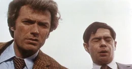 Kriminalkommissar Harry Callahan (Clint Eastwood, l.) und vor allem sein junger Partner Chico (Reni Santoni, r.) sind beim Anblick der Leiche best&uuml;rzt ...