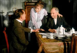 "Dann wohnste eben ne Weile bei uns" Marie (Katharina Thalbach) und August Hoprecht (Hermann Beyer) und Voigt (Harald Juhnke).