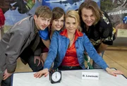 (3. Staffel) - Gemeinsam kämpfen Danni (Annette Frier, 2.v.r.), Bea (Nadja Becker, 2.v.l.), Nils (Oliver Fleischer, r.) und Hannes (Tino Mewes, l.) für das Recht der kleinen Leute ...