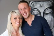 Jede Woche finden die Allestester eine neue, aufregende Lieferung eingepackt vor ihrer Haustüre, um sie auf Herz und Nieren zu testen. Unser Foto zeigt Lisa und Oli aus Werne.