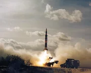 Start einer Pershing-II-Rakete. 1979 löst die NATO mit dem Beschluss, Atomraketen dieser Bauart in Europa zu stationieren, eine Kettenreaktion im Rüstungswettlauf aus.