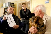 Ollie (Christoph Hagen Dittmann) und Jonas Wolter (Jan Niklas Berg) befragen Willi Kl&ouml;ver (Peter Pauli, r.), der mit seinem Hund aufs Revier gekommen ist. Er erkennt den Mann auf dem Phantombild.