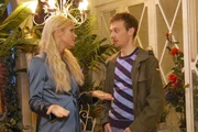 Als J&uuml;rgen (Oliver Bokern, r.) versucht, mit Sabrina (Nina-Friederike Gn&auml;dig, l.) zu flirten, macht diese ihm unmissverst&auml;ndlich klar, dass er nicht der Richtige f&uuml;r sie ist.