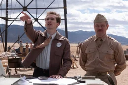 L - R: Dylan Arnold als Frank Oppenheimer, Matt Damon als Leslie Groves