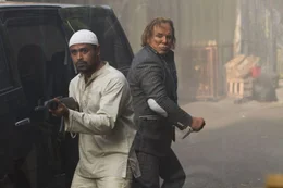 In der N&auml;he von Malik (Mickey Rourke, r.) lebt es sich verdammt gef&auml;hrlich ...