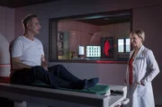 Dr. Ina Schulte (Isabell Gerschke) und Dr. Philipp Brentano (Thomas Koch) haben gerade erfahren, dass Sarah Marquardt und Philipps Frau Arzu mit einer Hochschwangeren im Fahrstuhl stecken geblieben sind.