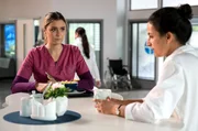 Dr. Leyla Sherbaz (Sanam Afrashteh, r.) unterrichtet Assistenz&auml;rztin Viktoria Stadler (Isabella Krieger, l.) &uuml;ber alle Neuigkeiten zu ihrer Patientin.