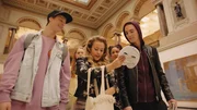Lena (Jessica Lord, M.) packt im Museum die Masken für ihre Freunde Jeff (Castle Rock Peters. l.), Thea (Hanna Dodd, 2.v.l.), Ines (Eubha Akilade, 2. v.r.) und Max (Rory J. Saper, r.) aus. Sie wollen mit ihrer Underground-Tanzgruppe zwischen den Kunstwerken ein Video aufnehmen und damit an einem Hip-Hop-Wettbewerb teilnehmen.