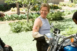 Woody, Doug, Bobby und Dudley (William H. Macy) f&uuml;hren ein ruhigen Vorstadtleben, bis die vier Herren im besten Alter beschlie&szlig;en, der langweiligen Routine den R&uuml;cken zu kehren und den bequemen Fernsehsessel gegen einen anst&auml;ndigen Feuerstuhl auszutauschen ...