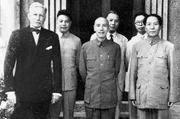 Friedensverhandlungen nach dem Zweiten Weltkrieg zwischen Chiang Kai-Shek (M.), Mao Zedong (r.) und dem US-Botschafter Patrick J. Hurley (l.) am 27. August 1945 in Chongqing (China). Friedensverhandlungen nach dem Zweiten Weltkrieg zwischen Chiang Kai-Shek (M.), Mao Zedong (r.) und dem US-Botschafter Patrick J. Hurley (l.) am 27. August 1945 in Chongqing (China).