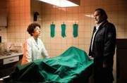 Gerhard J&auml;ger (Markus John, r.) und Dr. Lisa Reitzig (Shermin Bauer, l.) beginnen mit der Obduktion.