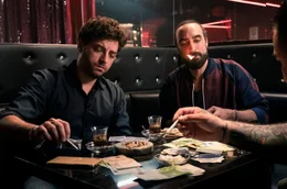 Der Undercover-Agent des LKA (Samir Fuchs, re.) ahnt noch nicht, dass der libanesische Gangsterboss Ahmed Sayed (Timur Isik) ihn enttarnt hat.