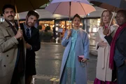 Donna (Allison Janney, 2.v.r.), Paul (Ben Platt, 2.v.l.)