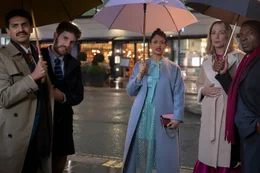 Donna (Allison Janney, 2.v.r.), Paul (Ben Platt, 2.v.l.)