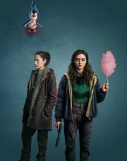 Sian Clifford als Tina Noakes und Maisie Williams als Kim Noakes(r.)