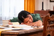 Lien (Nui Nguyen) ist beim Lernen über ihren Mathebüchern eingeschlafen.