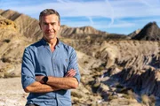 Eine der trockensten Gegenden Europas ist die Tabernas-Halbwüste. Bis zu 34 Grad Hitze, mehr als 3000 Stunden Sonne im Jahr und unter 240 mm Jahresniederschlag machen Gegend knochentrocken und lebensfeindlich. Dirk Steffens zeigt, dass es selbst in Wüsten Inseln des Lebens gibt.