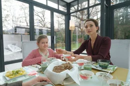 Von links: Leonie (Paula F&uuml;tterer) und ihre Mutter Fiona (Henriette Richter-R&ouml;hl) sitzen am perfekt gedeckten Fr&uuml;hst&uuml;ckstisch und warten auf Stella.