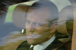 Ex-Elitesoldat Frank Martin (Jason Statham) ist Spezialist f&uuml;r die Lieferung hochsensibler Waren. Wenn es sein muss, setzt er daf&uuml;r sogar sein Leben aufs Spiel. In Miami hat er jetzt den Auftrag f&uuml;r einen ungew&ouml;hnlich komfortablen Job bekommen. Er soll ein Kind sicher zur Schule und zur&uuml;ck bringen. Doch als M&auml;nner eines weltweit operierenden Drogenkartells den Jungen vor seinen Augen entf&uuml;hren und ihn mit einem t&ouml;dlichen Virus infizieren, beginnt f&uuml;r Frank ein unerwartet gnadenloser Kampf