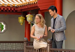Mit Dai Si (Jason Chan) lernt Anniela (Lara Joy K&ouml;rner) die sch&ouml;nen Seiten Singapurs kennen.