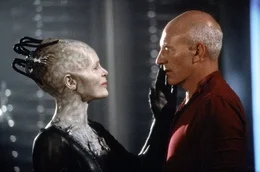 Die Borg-K&ouml;nigin (Alice Krige, l.) begr&uuml;&szlig;t Picard (Patrick Stewart, r.), nachdem die Borg die Enterprise geentert haben ...