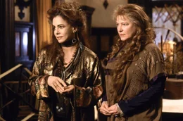 Bei ihren schrĂ&curren;gen Tanten Frances (Stockard Channing) und Jet (Dianne Wiest, re.) wachsen die beiden Schwestern auf.