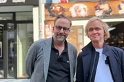 Es ist das Treffen der Entertainment-Legenden. Zum ersten Mal in ihrem Leben treffen Kurt Krömer und Pierre M. Krause aufeinander. Innerhalb einer Kurzstrecke tauschen die fremden Herren Nummern aus, stecken sich Wattestäbchen in die Nase und vollziehen eine kölsche Blutsbrüderschaft. Eine Beziehung bei der Torsten Sträter vor Neid erblassen würde, wäre er nicht auch Teil des SWR-WDR-RBB Trio Infernales. Ist das die Fusion, die das Fernsehen retten wird? Sind das die Rundfunk-Avengers? Es ist das Treffen der Entertainment-Legenden. Zum ersten Mal in ihrem Leben treffen Kurt Krömer und Pierre M. Krause aufeinander. Innerhalb einer Kurzstrecke tauschen die fremden Herren Nummern aus, stecken sich Wattestäbchen in die Nase und vollziehen eine kölsche Blutsbrüderschaft. Eine Beziehung bei der Torsten Sträter vor Neid erblassen würde, wäre er nicht auch Teil des SWR-WDR-RBB Trio Infernales. Ist das die Fusion, die das Fernsehen retten wird? Sind das die Rundfunk-Avengers?